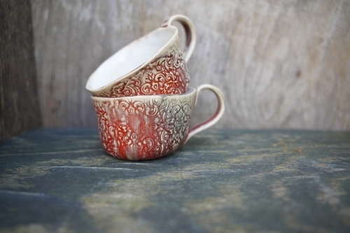 filiżanka ceramiczna Dessimo czerwono ecru rękodzieło